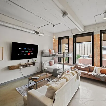 Stunning Downtown Apartment With Pool, Laundry, Parking